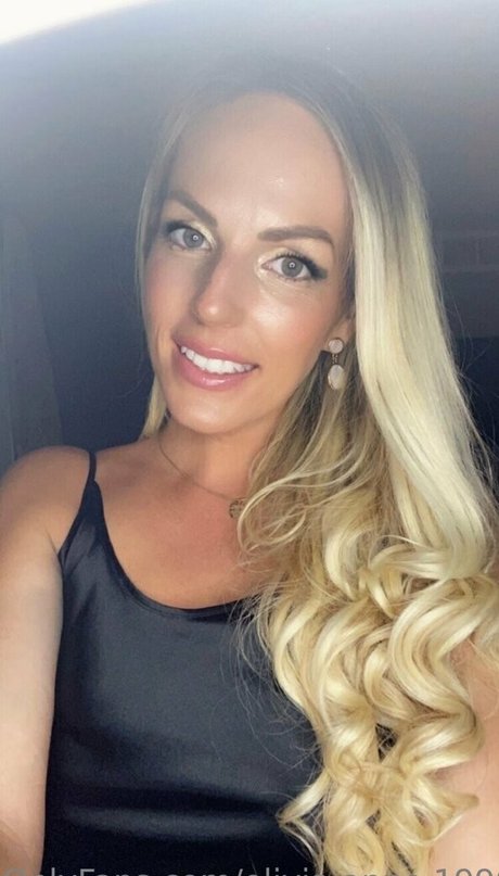 Naakte gelekte OnlyFans-foto van Olivia Anne 1990