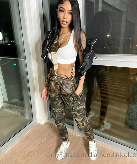 Naakte gelekte OnlyFans-foto van Diamondnicolee