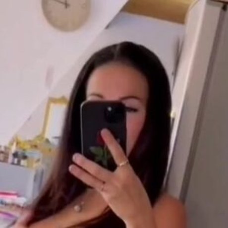 Naakte gelekte OnlyFans-foto van Ourpleasures