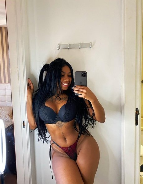 Naakte gelekte OnlyFans-foto van Karoline Coutinho