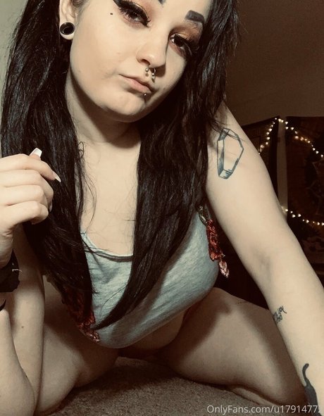 Naakte gelekte OnlyFans-foto van Sexxmetalxbarbiex