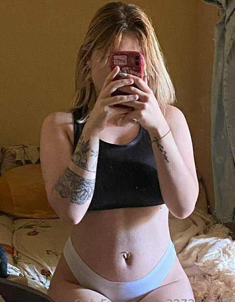 Naakte gelekte OnlyFans-foto van Lilliefrance