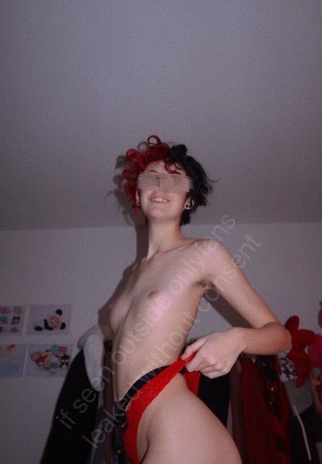 Naakte gelekte OnlyFans-foto van Strawberryteeth