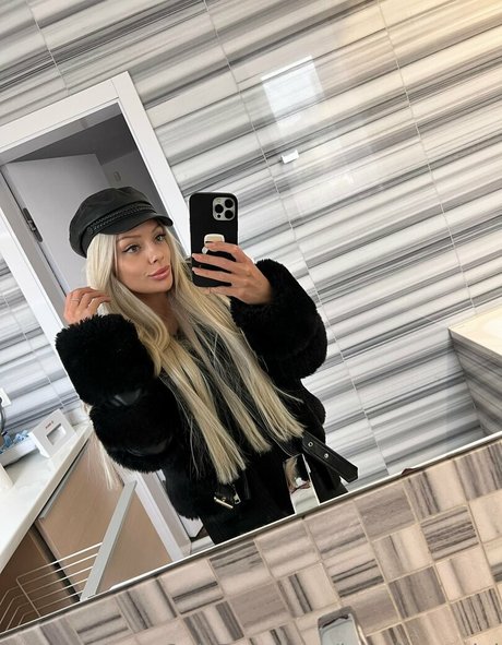 Naakte gelekte OnlyFans-foto van Lolaellemodel