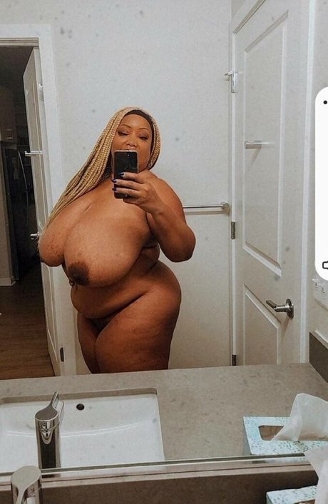 Naakte gelekte OnlyFans-foto van Msdeja
