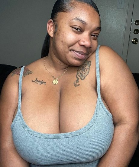Naakte gelekte OnlyFans-foto van Oceanrene