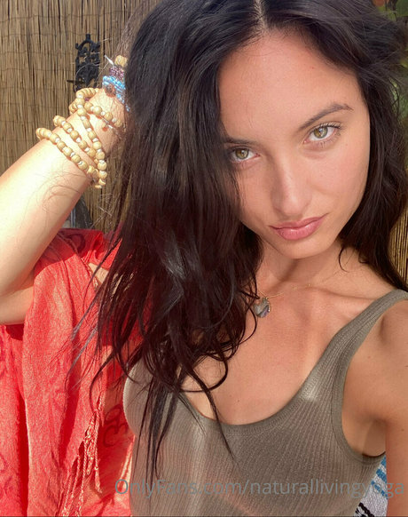 Naakte gelekte OnlyFans-foto van Naturallivingyoga