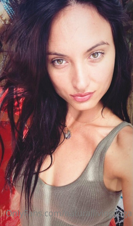 Naakte gelekte OnlyFans-foto van Naturallivingyoga