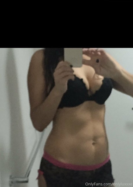 Naakte gelekte OnlyFans-foto van Onlyluxxxe