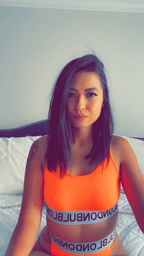 Naakte gelekte OnlyFans-foto van Randomsuburbanite Rose