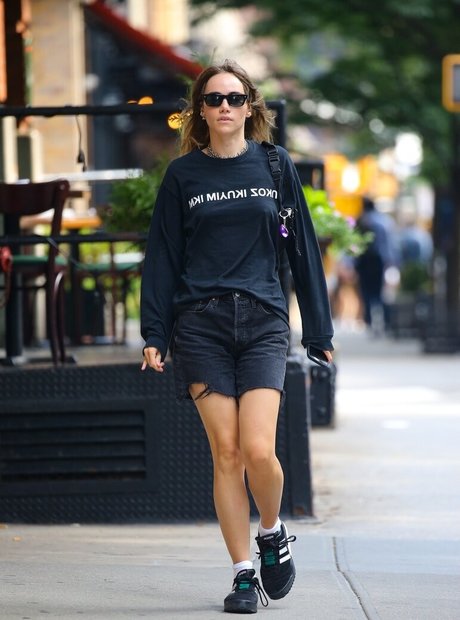 Suki Waterhouse