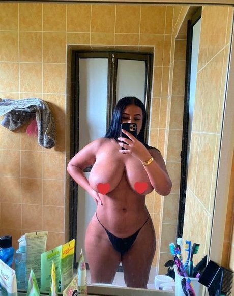 Naakte gelekte OnlyFans-foto van Hanaa Elshayeb