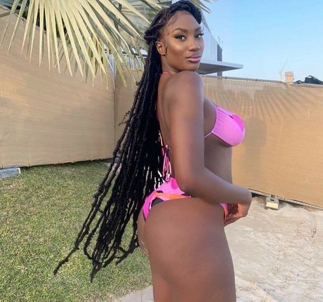 Naakte gelekte OnlyFans-foto van Aya Nakamura