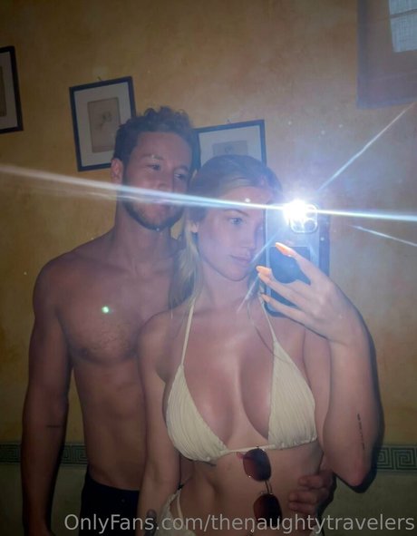 Naakte gelekte OnlyFans-foto van Thenaughtytravelers