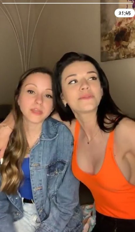 Naakte gelekte OnlyFans-foto van Koala Puffs