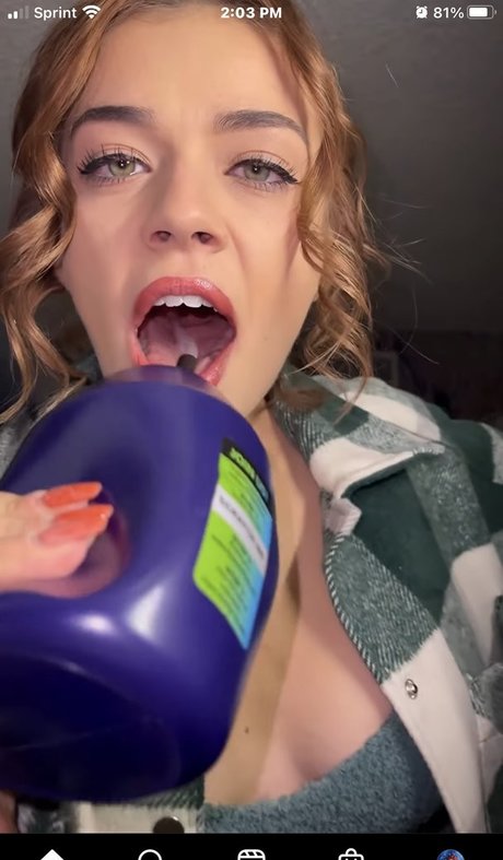 Naakte gelekte OnlyFans-foto van Koala Puffs