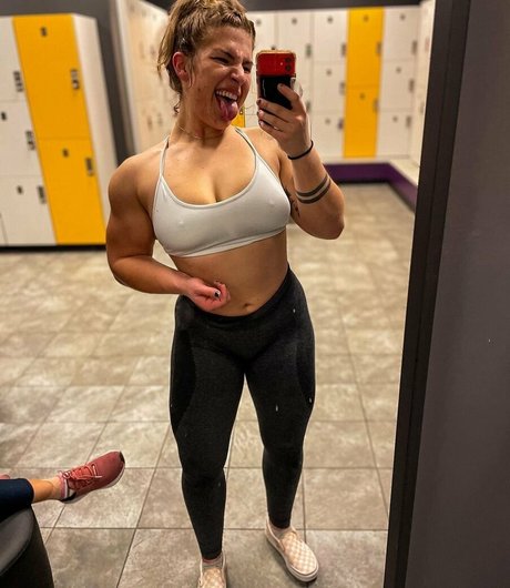 Naakte gelekte OnlyFans-foto van Emily Joel