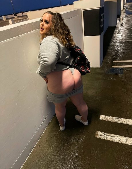 Naakte gelekte OnlyFans-foto van Yumi Analiyah