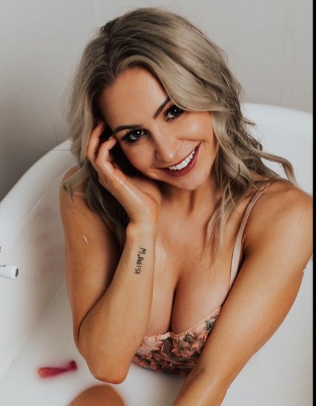 Naakte gelekte OnlyFans-foto van Bikinibarbieee