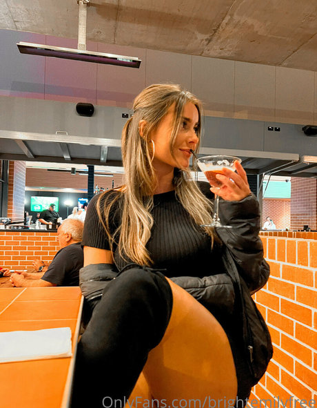 Naakte gelekte OnlyFans-foto van Brightemilyfree
