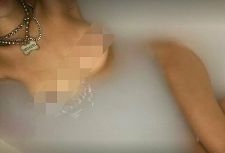 Naakte gelekte OnlyFans-foto van Natashaalana