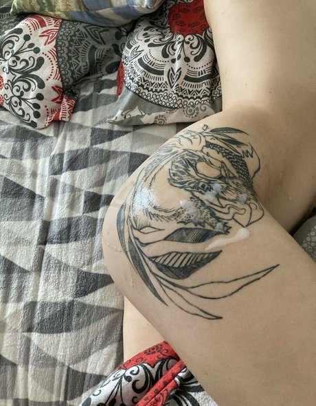 Naakte gelekte OnlyFans-foto van Naughtytattoocouple
