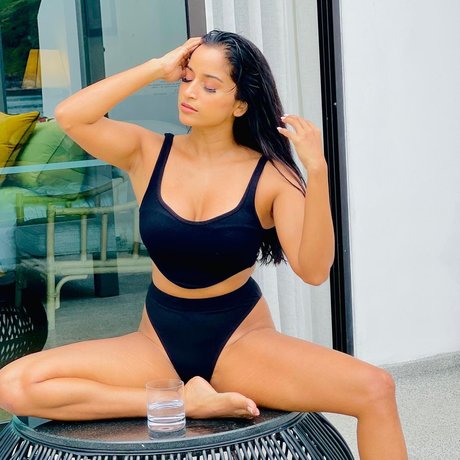 Naakte gelekte OnlyFans-foto van Pooja Bhalekar