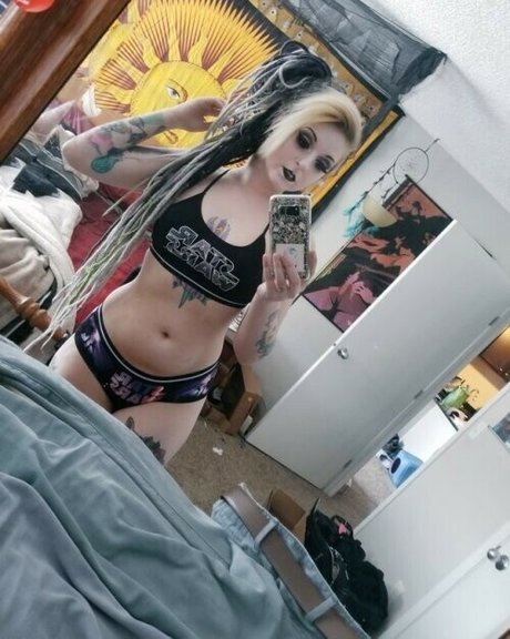 Naakte gelekte OnlyFans-foto van Midnight Mary