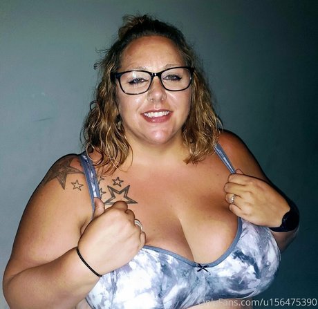 Naakte gelekte OnlyFans-foto van Sexybbwmom11