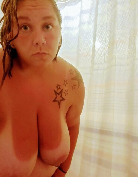 Naakte gelekte OnlyFans-foto van Sexybbwmom11