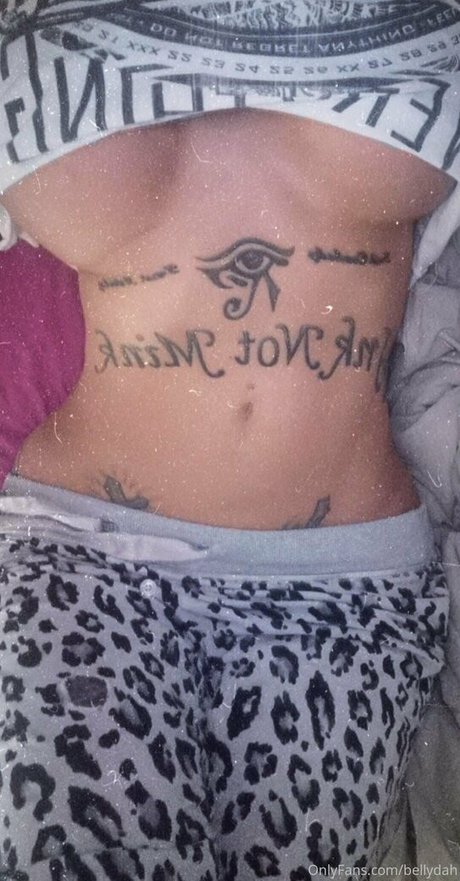 Naakte gelekte OnlyFans-foto van Bellydah