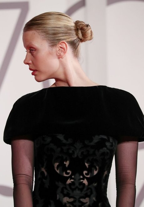 Naakte gelekte OnlyFans-foto van Mia Goth