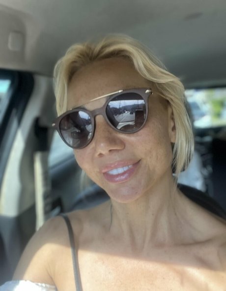 Naakte gelekte OnlyFans-foto van Mommy Di