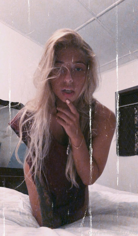 Naakte gelekte OnlyFans-foto van Thiskindasnow
