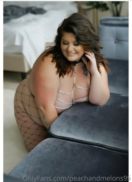 Naakte gelekte OnlyFans-foto van Peachandmelons95