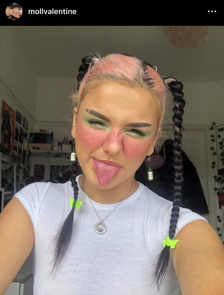 Naakte gelekte OnlyFans-foto van Moll Valentine