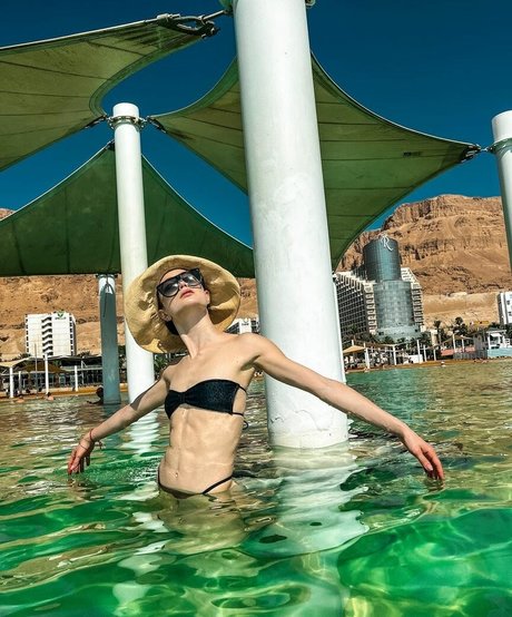 Naakte gelekte OnlyFans-foto van Marinamazepa