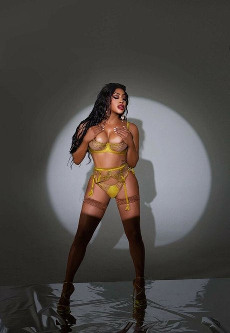 Naakte gelekte OnlyFans-foto van Bella La Femme