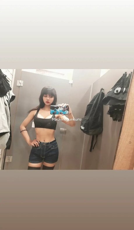 Naakte gelekte OnlyFans-foto van Kuro Emma