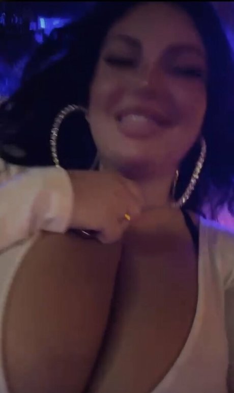 Naakte gelekte OnlyFans-foto van Mila Pink