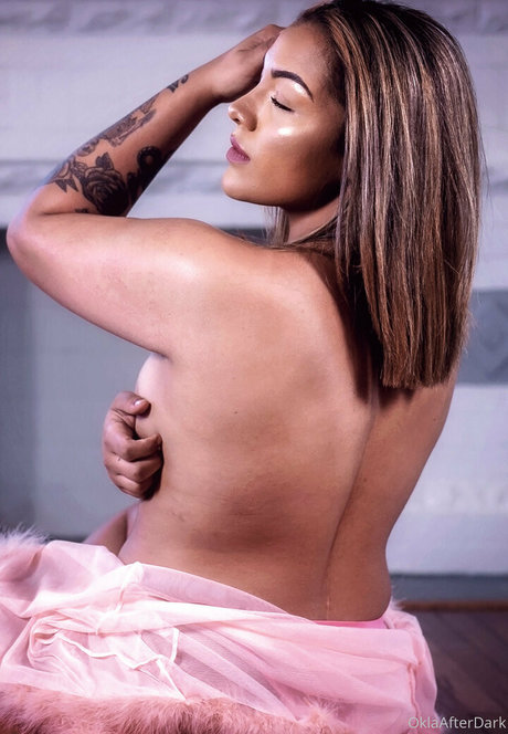 Naakte gelekte OnlyFans-foto van Oklaafterdark