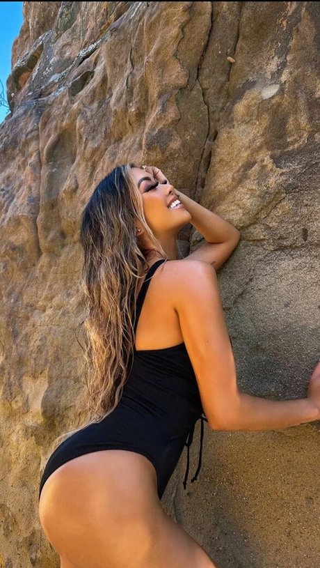 Naakte gelekte OnlyFans-foto van Liane V