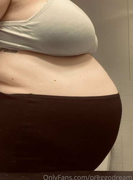 Naakte gelekte OnlyFans-foto van Preggodream