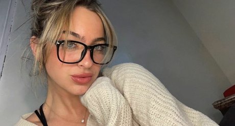 Naakte gelekte OnlyFans-foto van Emmie Garver