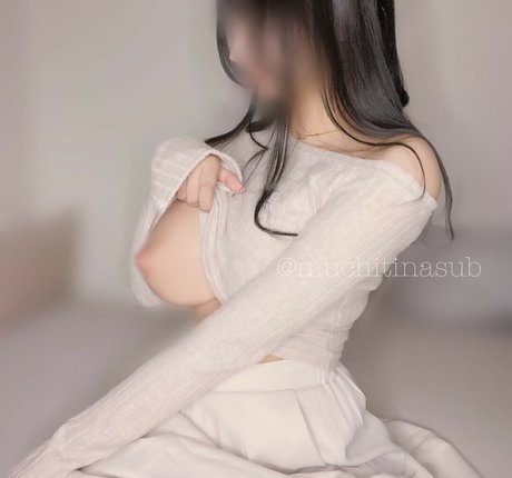 Naakte gelekte OnlyFans-foto van Muchitinasub