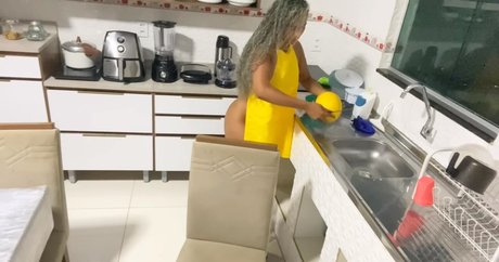 Naakte gelekte OnlyFans-foto van Renata Souza