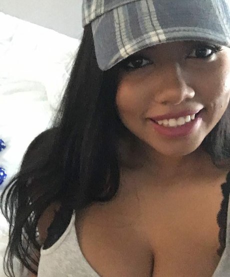 Naakte gelekte OnlyFans-foto van Thelailalove