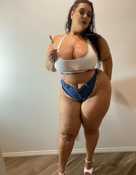 Naakte gelekte OnlyFans-foto van Briellabardot