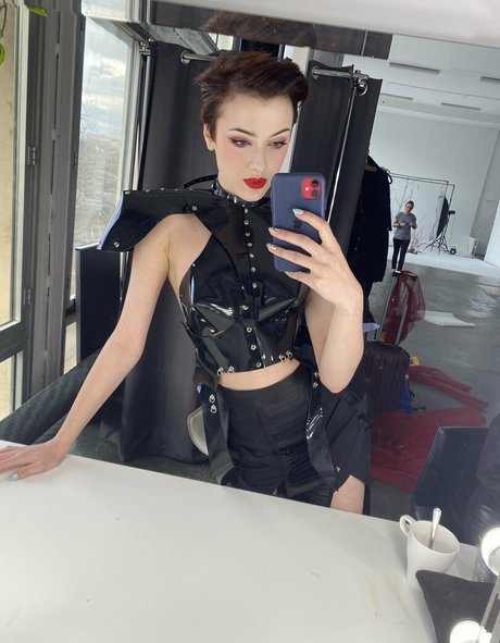Naakte gelekte OnlyFans-foto van Lady Perse