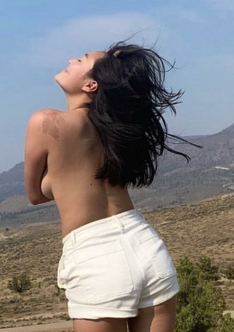 Naakte gelekte OnlyFans-foto van Issa Okamoto